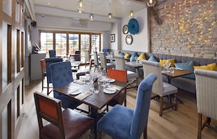 Se sirven desayunos, almuerzos y cenas; cocina británica