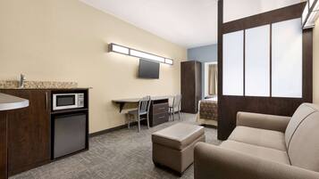 Suite, 1 Tempat Tidur Queen, Bebas Asap Rokok | Seprai premium, bantalan ekstra lembut, dan meja kerja