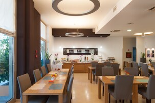 Café da manhã com buffet todos os dias mediante uma taxa