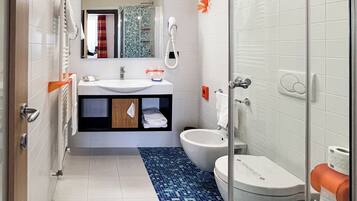 Un baño moderno con ducha, inodoro y lavabo.