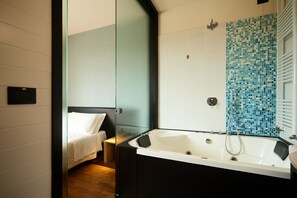 Habitación superior | Baño | Amenidades de baño gratuitas, secadora de cabello, bidet, jabón 