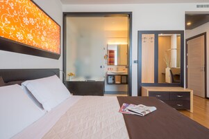 Quarto quádruplo conforto | Edredons de pluma, cofres nos quartos, escrivaninha, berços grátis