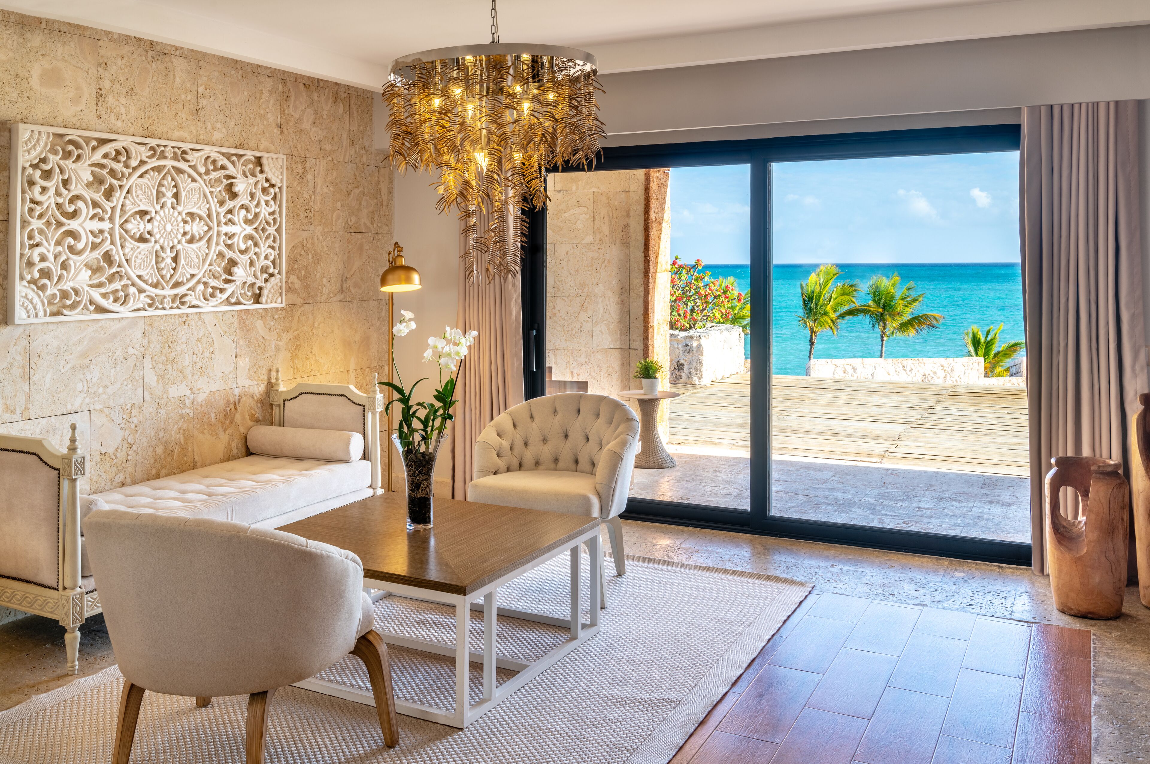 Suite Imperial | Living area | 55-inch flat-screen TV with cable channels, TV