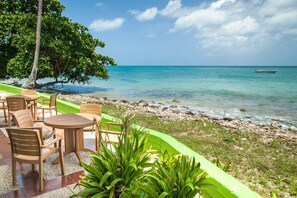Vlak bij het strand, een strandbar