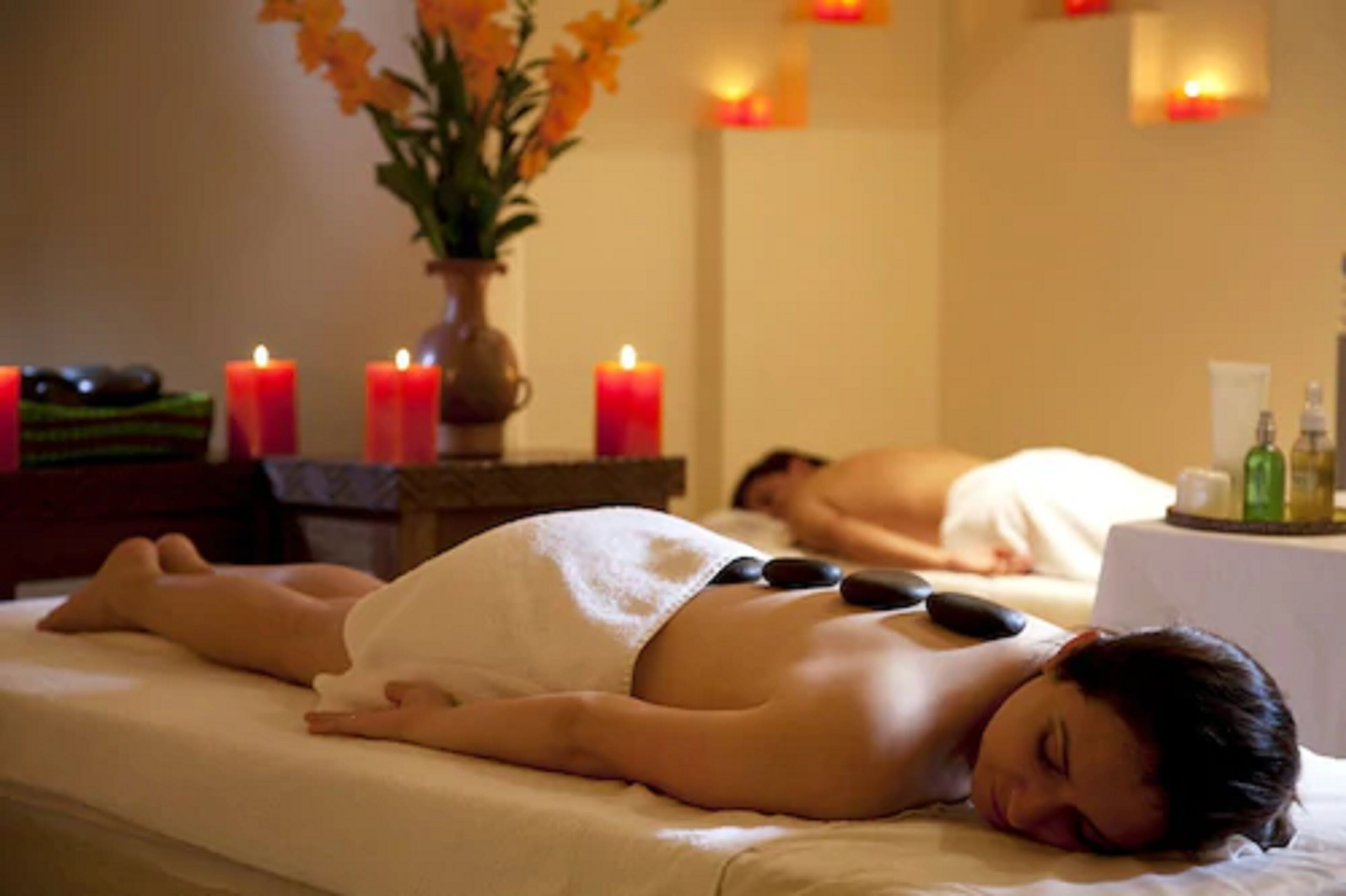 桑拿、热水浴缸、水疗法、芳香疗法、热石按摩、脚底按摩