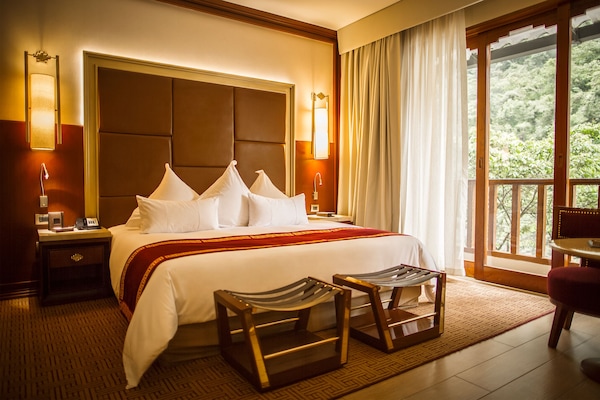 Deluxe Room, 1 King Bed, River View | Hypo-allergenic bedding, down duvets, minibar, in-room safe