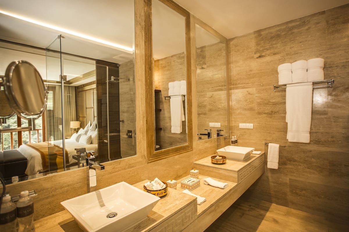 premium suite, 1 king bed, river view | bathroom | free toiletries, hair dryer, bathrobes, towels