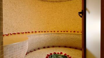 Un sauna, una bañera de hidromasaje, hidroterapia, aromaterapia