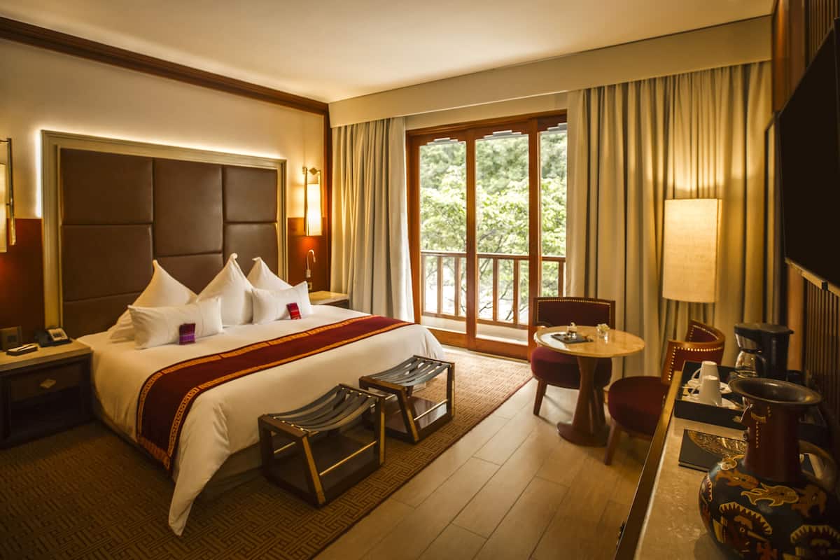 Deluxe Room, 1 King Bed, River View | Hypo-allergenic bedding, down comforters, minibar, in-room safe