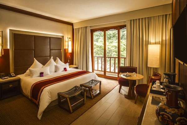 Habitación Deluxe, 1 cama de matrimonio grande, vistas al río | Ropa de cama hipoalergénica, edredones de plumas, minibar y caja fuerte