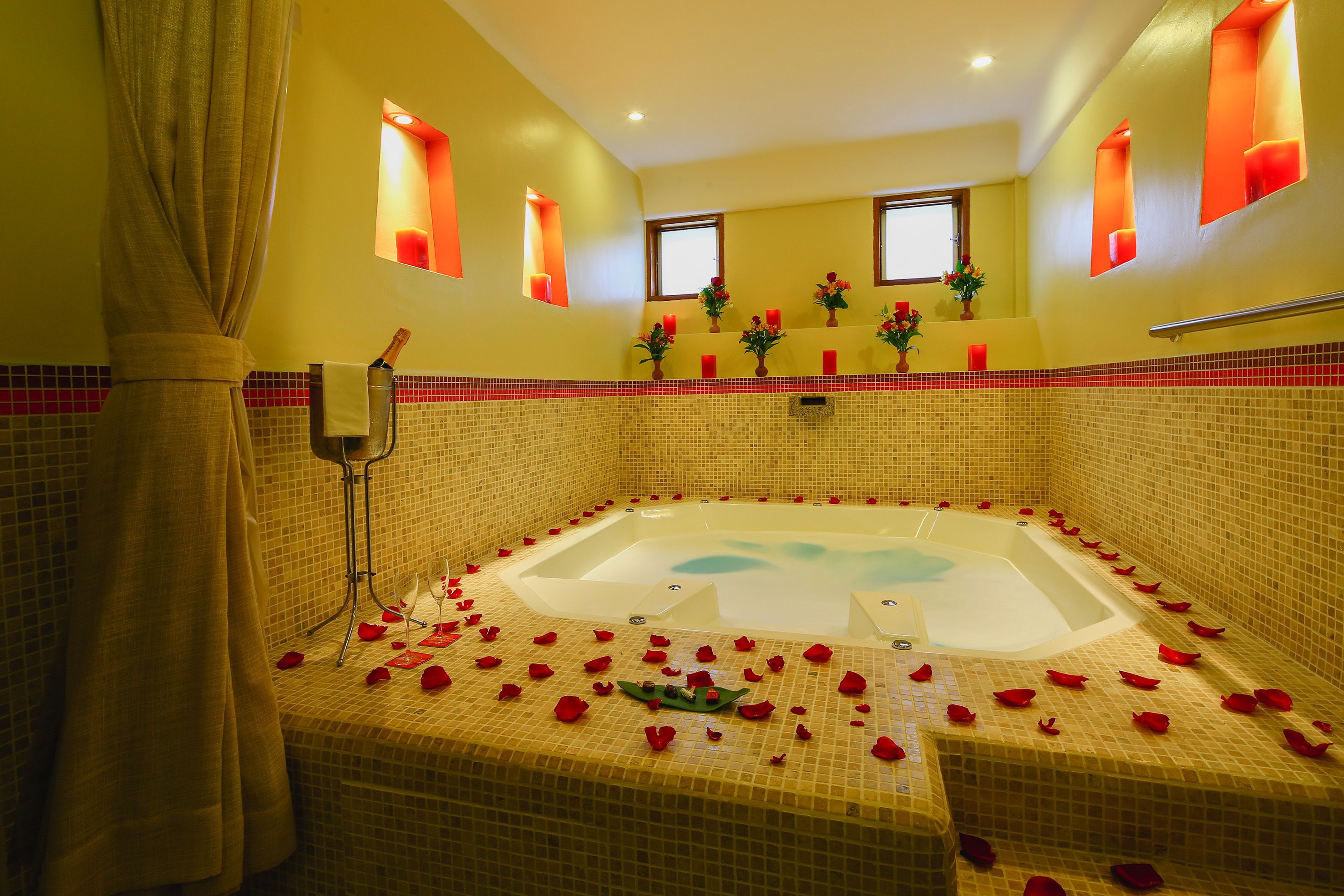 sauna, hot tub, hydrotherapy, aromatherapy, hot stone massages