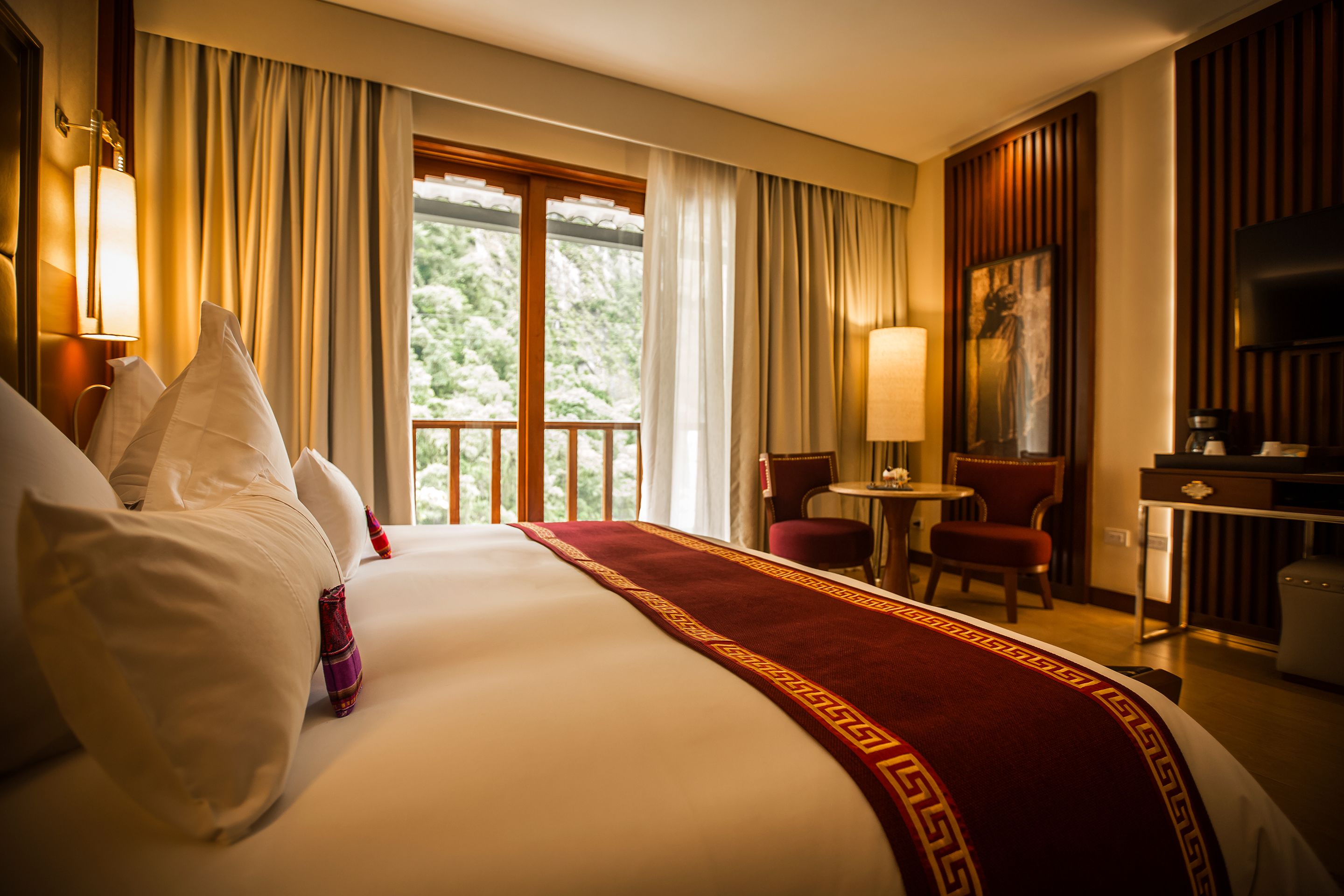 deluxe room, 1 king bed, river view | hypo-allergenic bedding, down duvets, minibar, in-room safe