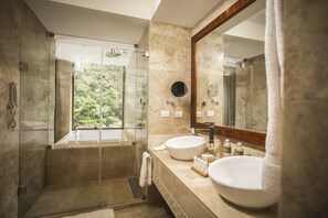 Suite junior, 1 cama King size, vista al río | Baño | Amenidades de baño gratuitas, secadora de cabello, batas, toallas