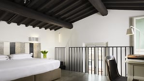 Un dormitorio con cama, mesita de noche y una silla.