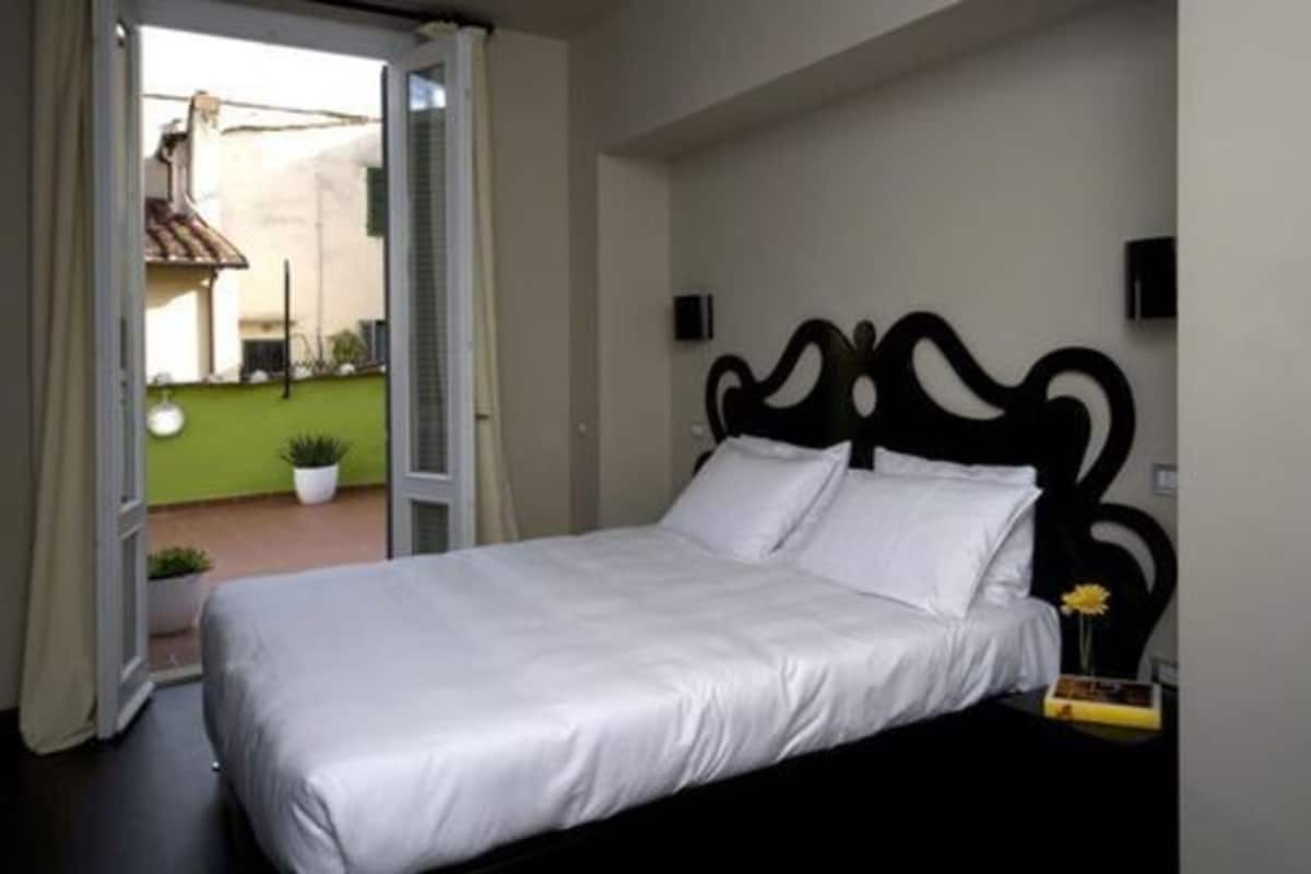Classic Double or Twin Room | Minibar, desk, WiFi (free), individually decorated