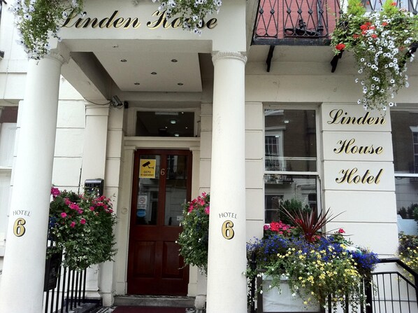 Exterior detail - Linden House Hotel (London)