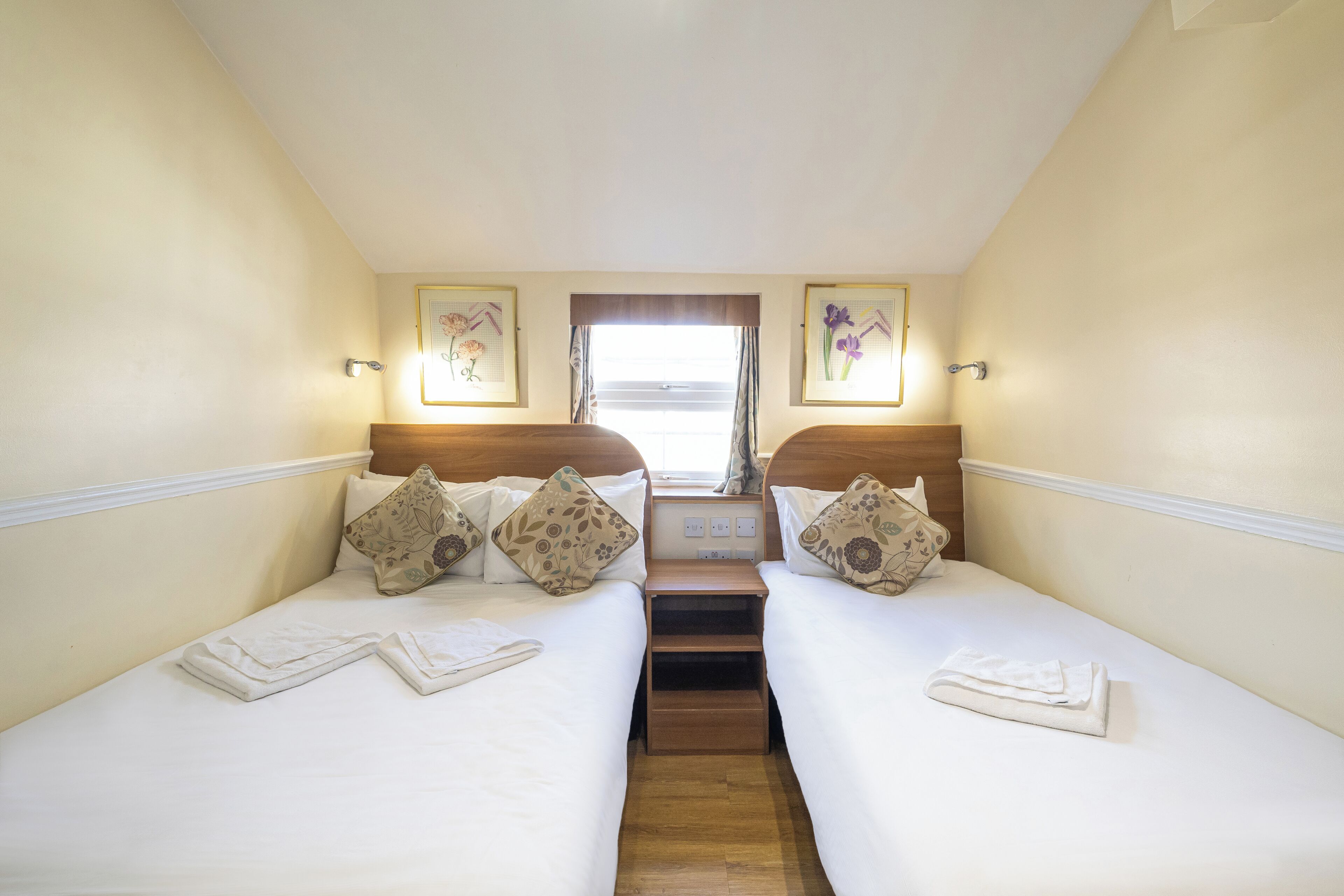 Triple Room | Desk, iron/ironing board, free cribs/infant beds, free WiFi