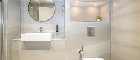 Family Room | Bathroom | Shower, hair dryer, towels
