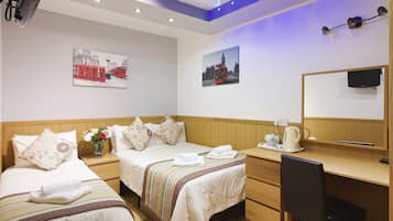 Habitación triple | Escritorio, tabla de planchar con plancha, cunas gratuitas y wifi gratis