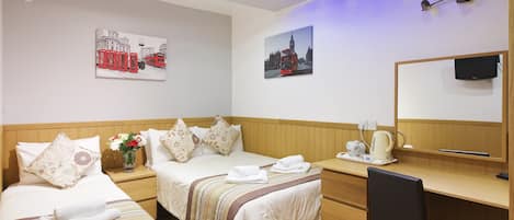 مكتب ومكواة/لوح كي وأسرّة أطفال/رضّع (مجانًا) وواي فاي مجانًا