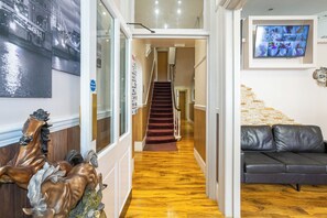 Interior entrance - Linden House Hotel (London)