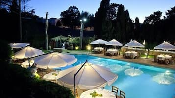 Seasonal outdoor pool, pool umbrellas, sun loungers