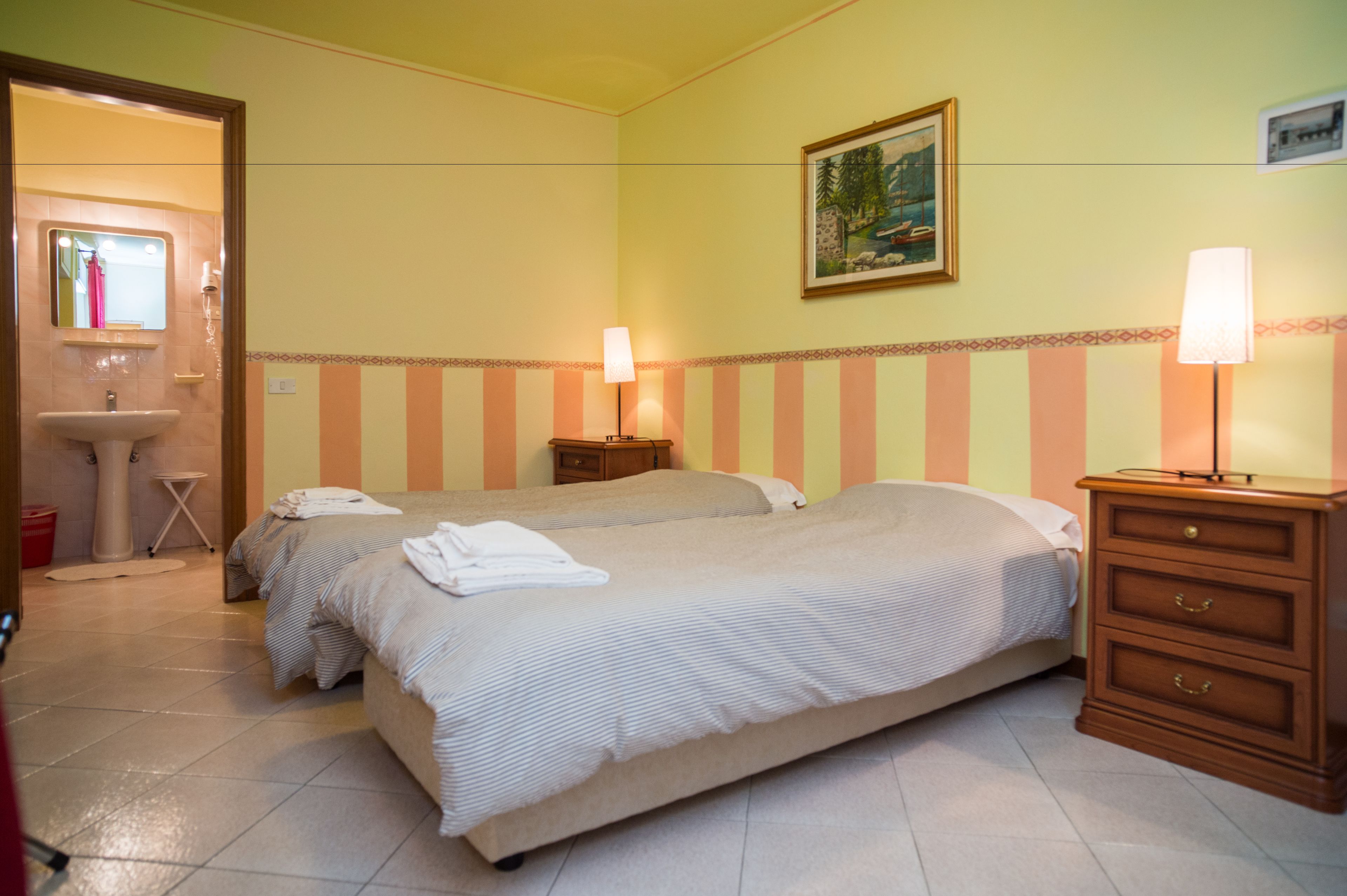 Schreibtisch, Verdunkelungsvorhänge, kostenloses WLAN, Bettwäsche