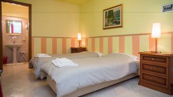 Schreibtisch, Verdunkelungsvorhänge, kostenloses WLAN, Bettwäsche