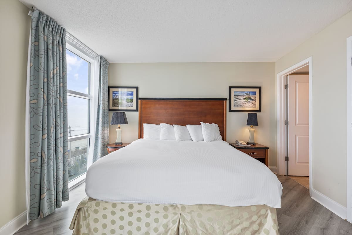 3 Bedroom Deluxe Condo, Full Kitchen | Blackout curtains, iron/ironing board, free WiFi, bed sheets