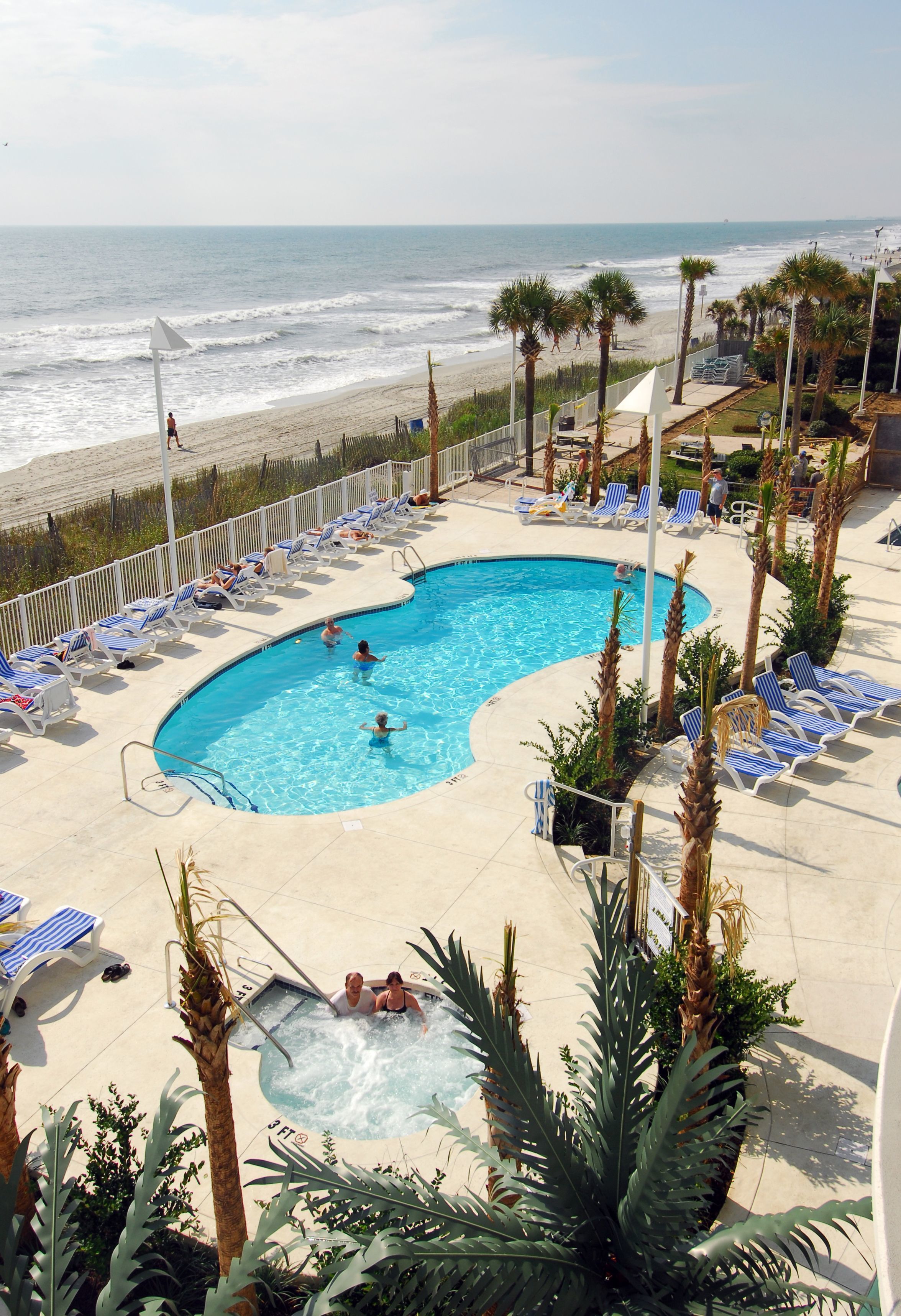 2 piscinas internas, 2 piscinas externas, espreguiçadeiras