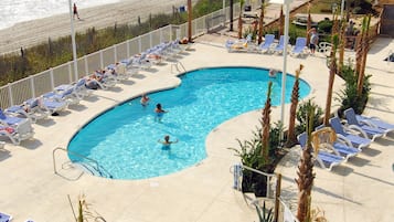 2 piscinas internas, 2 piscinas externas, espreguiçadeiras
