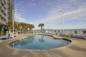 2 piscinas internas, 2 piscinas externas, espreguiçadeiras