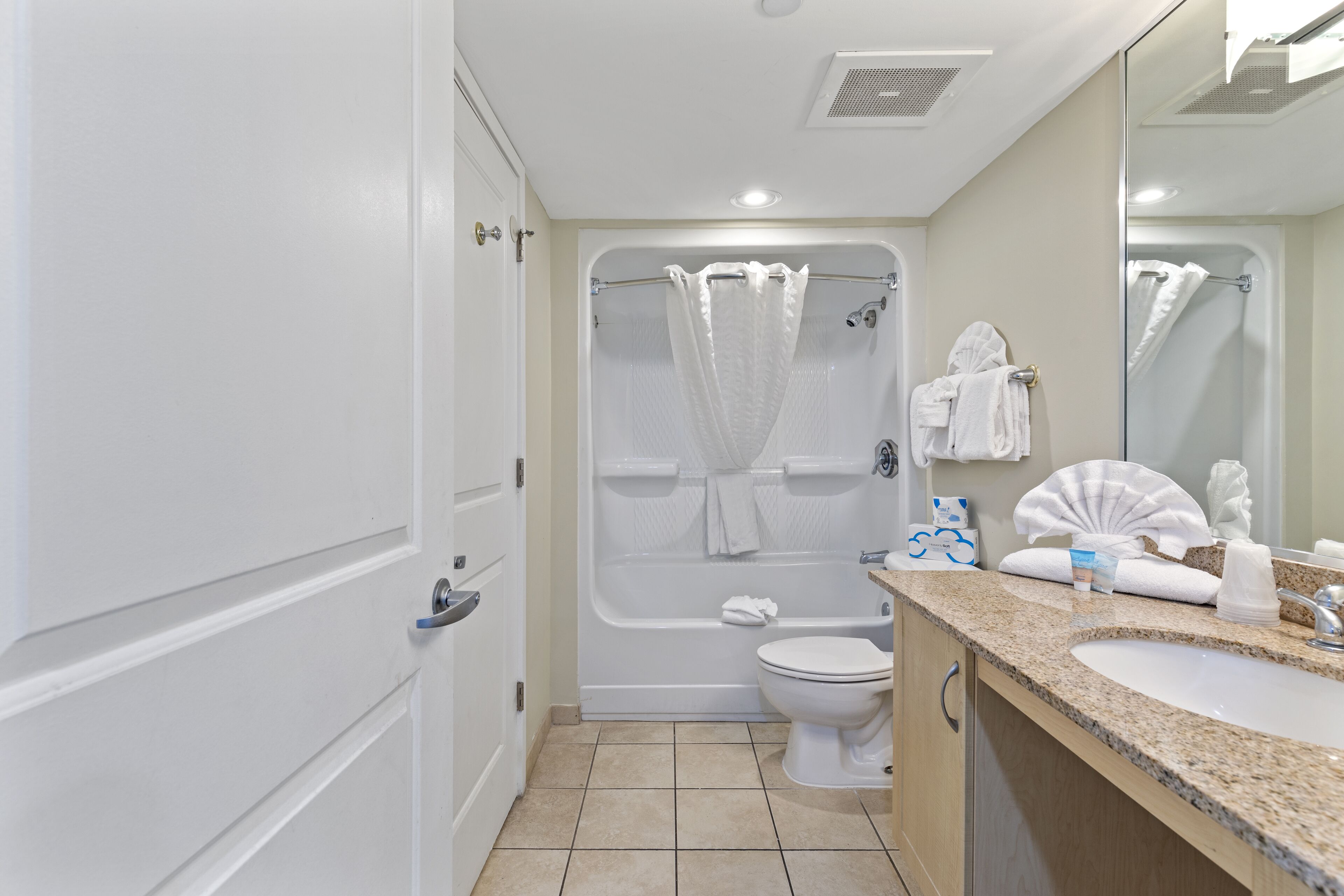 Une salle de bain moderne avec une baignoire, des toilettes et un lavabo.