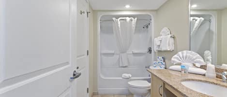 Une salle de bain moderne avec une baignoire, des toilettes et un lavabo.