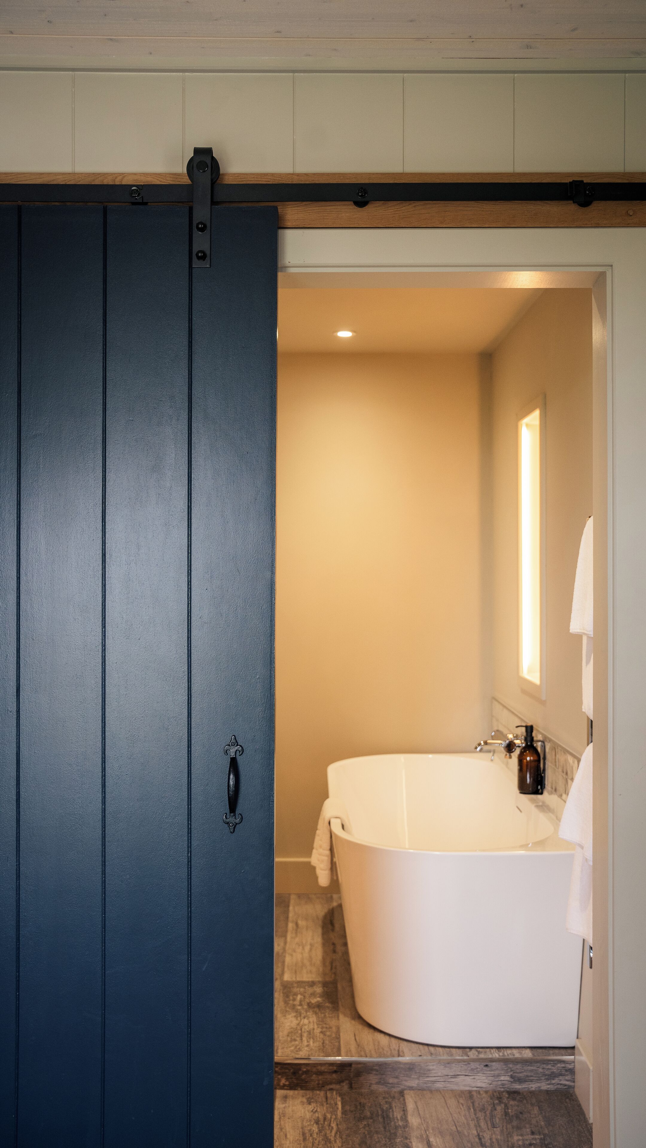 standard suite | bathroom | combined shower/bathtub, free toiletries, hair dryer, towels