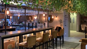 ランチ、ディナーに営業