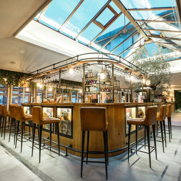 供應午餐及晚餐