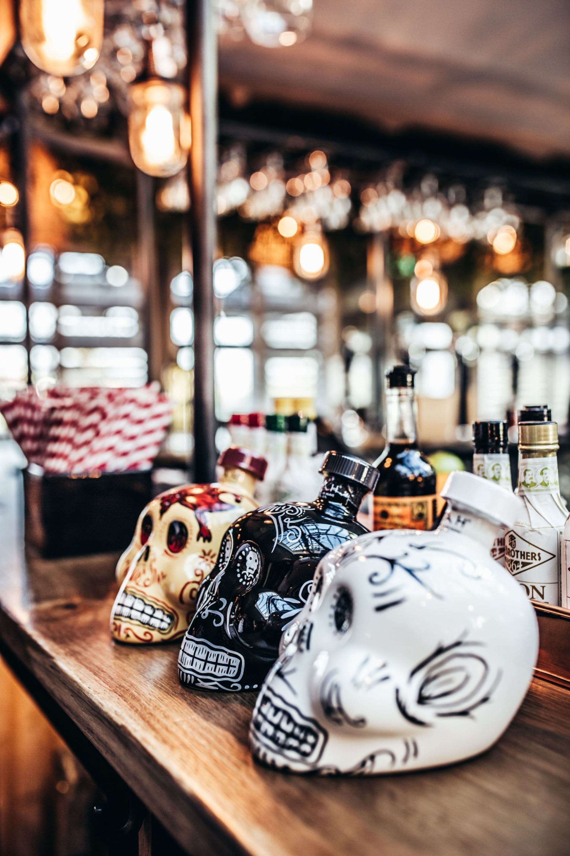 Eine Bartheke mit verschiedenen Flaschen, darunter eine Flasche in Totenkopf-Form.