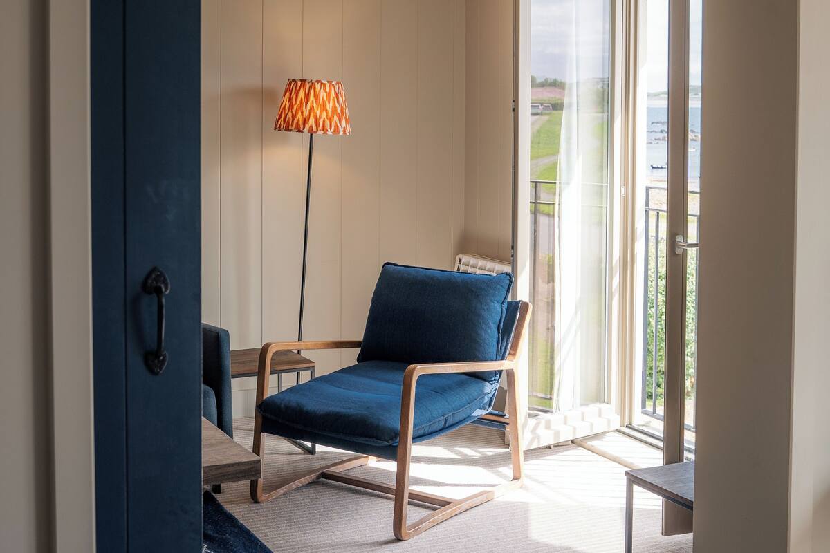 standard suite | living area | flat-screen tv