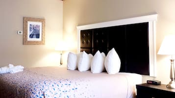 Executive Room, 1 King Bed, Refrigerator & Microwave, Mountain View