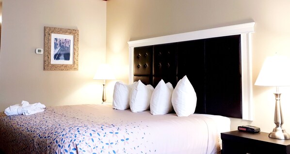 Executive Room, 1 King Bed, Refrigerator & Microwave, Mountain View