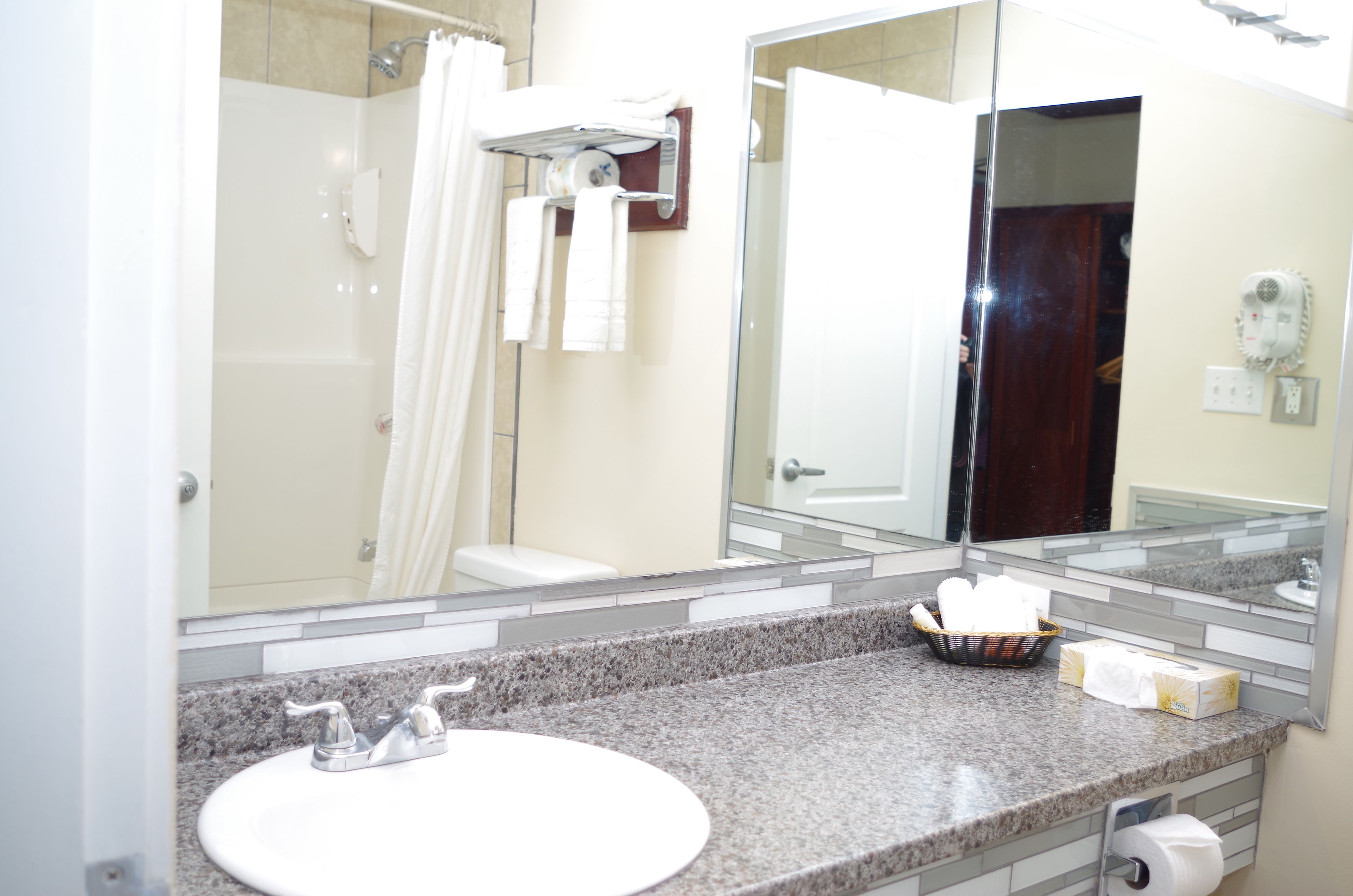 Ensemble douche/baignoire, articles de toilette gratuits, sèche-cheveux