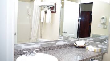 Ensemble douche/baignoire, articles de toilette gratuits, sĂšche-cheveux
