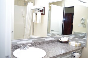 Ensemble douche/baignoire, articles de toilette gratuits, sèche-cheveux