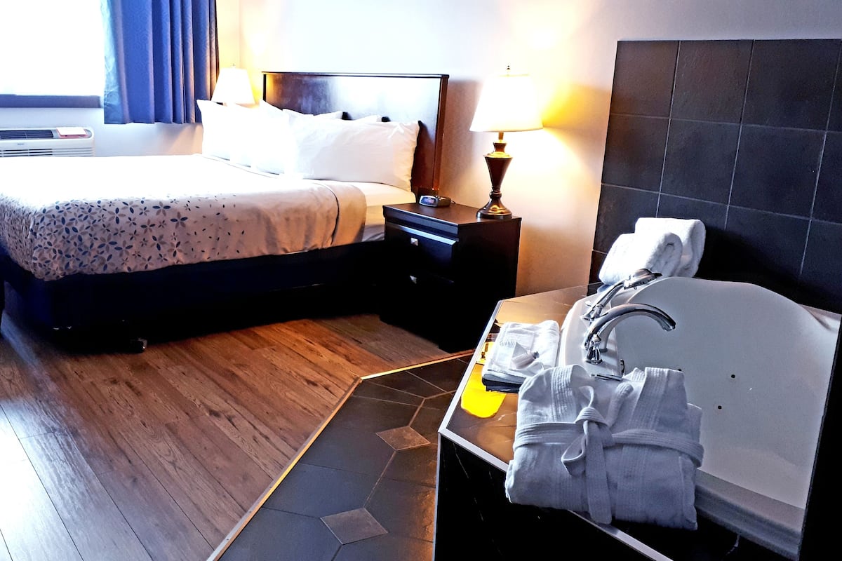 Romantic Room, Jetted Tub, Mountain View | Premium bedding, desk, blackout drapes, iron/ironing board