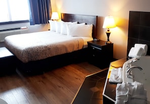 Kamar Deluks, jet tub, pemandangan gunung | Seprai premium, meja kerja, dan ruang kerja ramah laptop