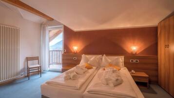 Doppia Standard | Copriletto in piuma, una cassaforte in camera, una scrivania