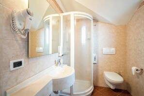 Een douche, gratis toiletartikelen, een haardroger, een bidet