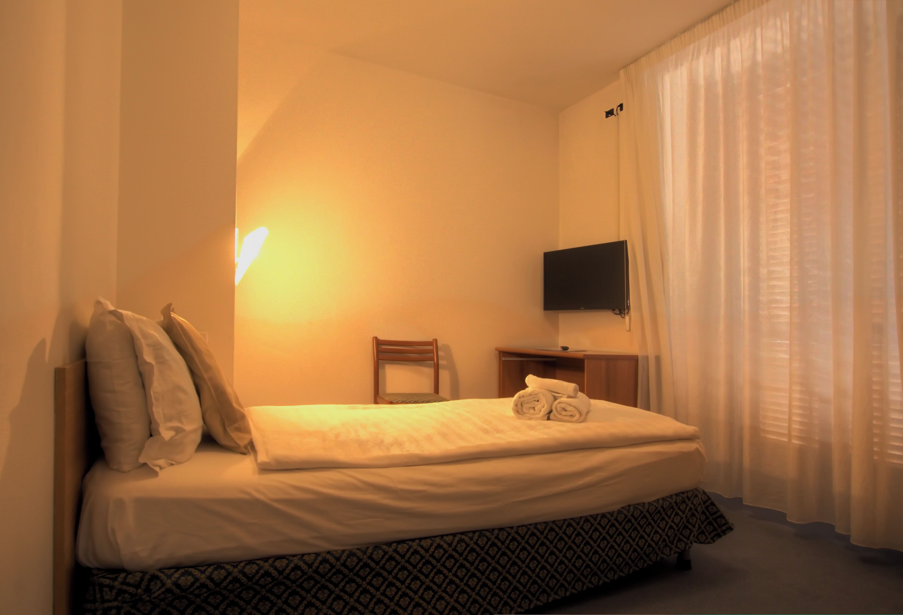 standard single room | down duvets, in-room safe, desk, laptop workspace