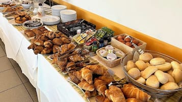 Petit déjeuner (7 EUR par personne)